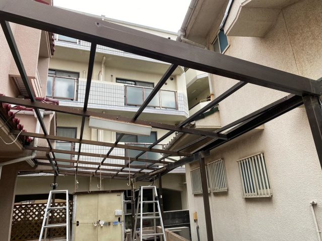 姫路市で劣化した波板の撤去